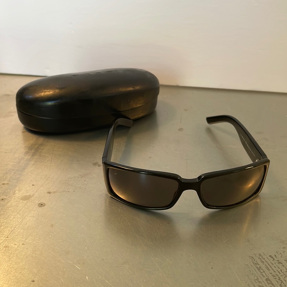 Gucci black sunglasses with gucci stripe on side